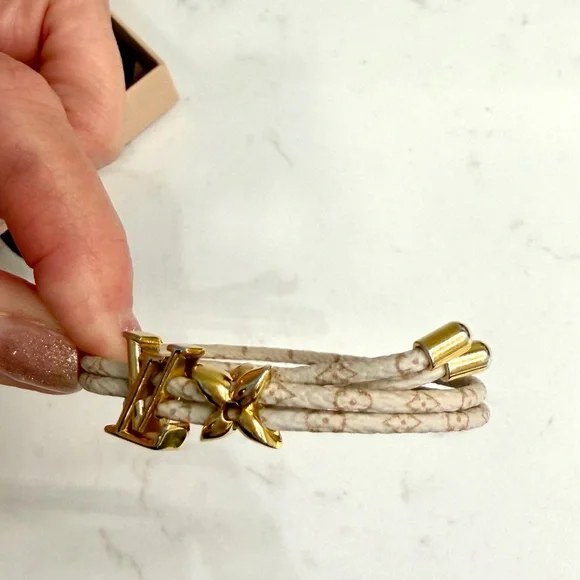 Louis Vuitton Cream Leather Double-Wrap Bracelet with Gold LV Charm - Picture 3 of 6
